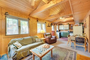 Living Room | Flat-Screen TV | Board Games | Books