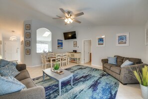 Living Room | Central Air Conditioning | Free WiFi | Proximity to Orlando