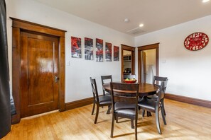 dinning and living room area, seating for 6