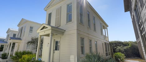 BEACHFRONT COTTAGE, JUST THREE HOMES TO BEACH ACCESS