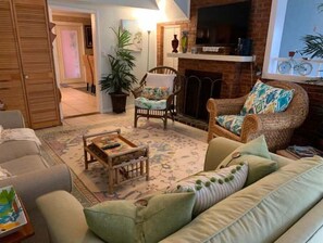 Lots of room for family, gatherings!