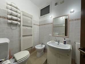 Miroir, Robinet, Luminaire Plomberie, Évier, Propriété, Photographier, Bâtiment, Lavabo, Blanc, Salle De Bains