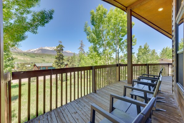 Unobstructed views of Buffalo Mountain from the deck