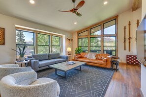 Comfortable and Spacious Living Space with TV, mountain views and board games