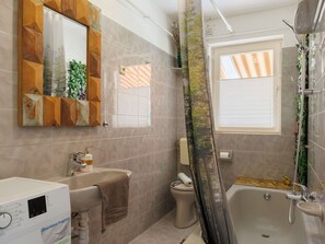Salle De Bains, Luminaire Plomberie, Design Intérieur, Sol, Sol, Toilette, Siège De Toilette, Lavabo, Évier, Robinet