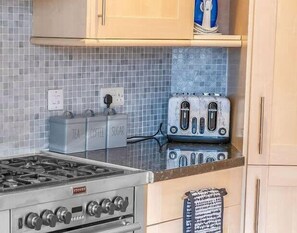 Fully functional kitchen with hob, oven, toaster and kitchenware