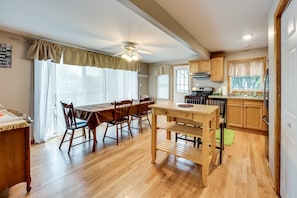 Dining Area/Kitchen | Central A/C & Heating | Free WiFi