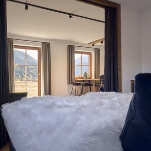 Appartement alpstyle-activechalets six.nine.eight alpstyle Schlafzimmer Blick nach draußen