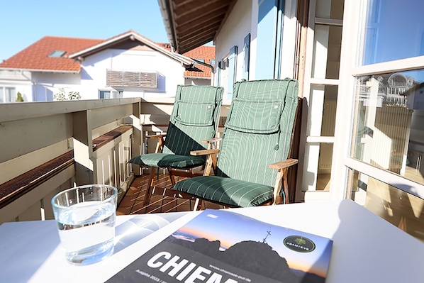 Ferienwohnung nähe Chiemsee-Schifffahrt-Balkon mit bequemen Stühlen und Esstisch