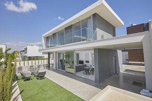 Garden with barbecue, seating area, dining area, lawn area, sunloungers and Pool