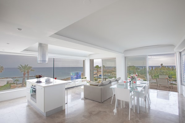 Apt. TA206, Luxury 2BDR Beachfront Apartment, walking distance to beaches