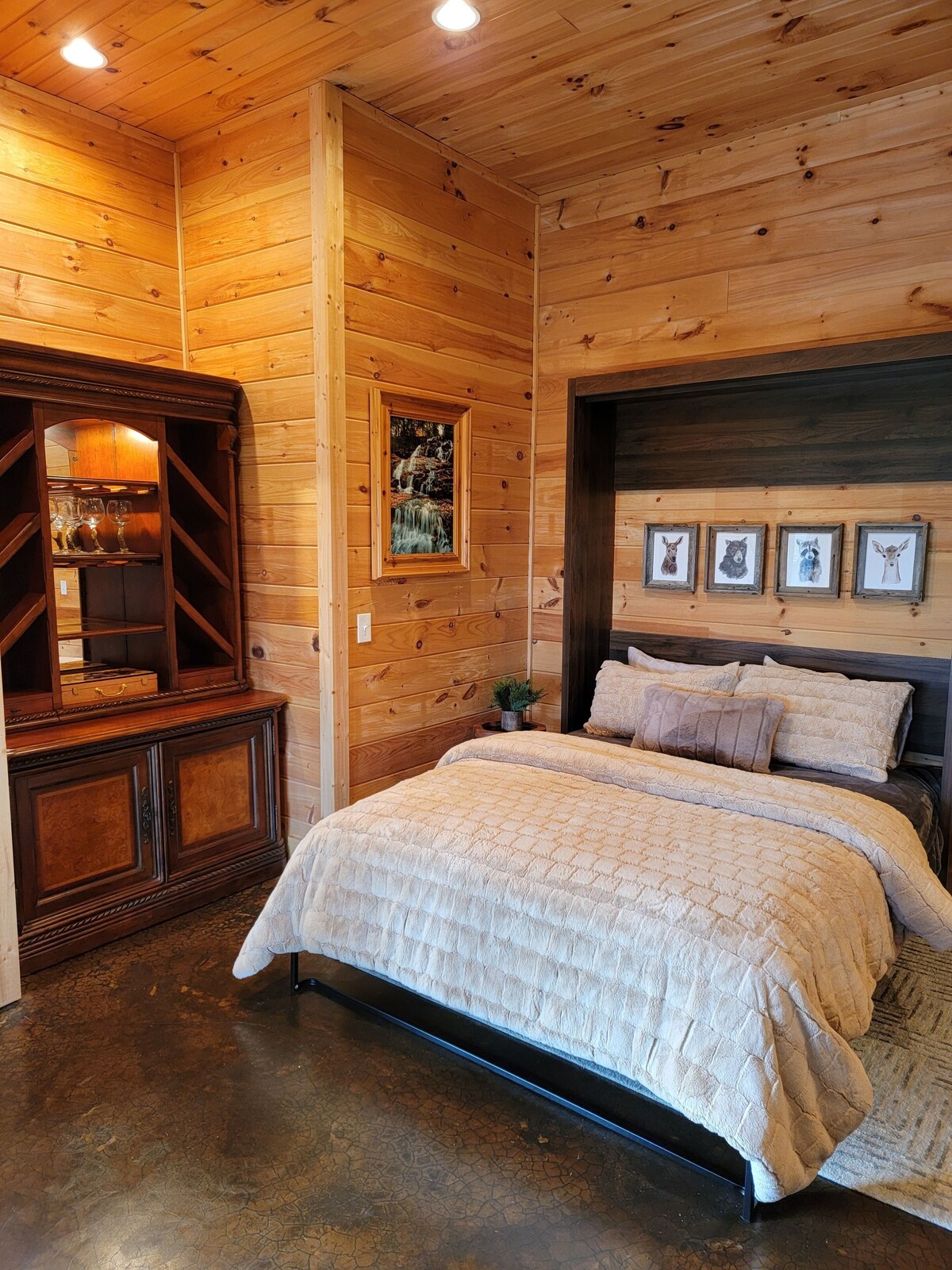 Ultimate Mountain retreat, spacious 2 story log cabin, hot tub, firepit