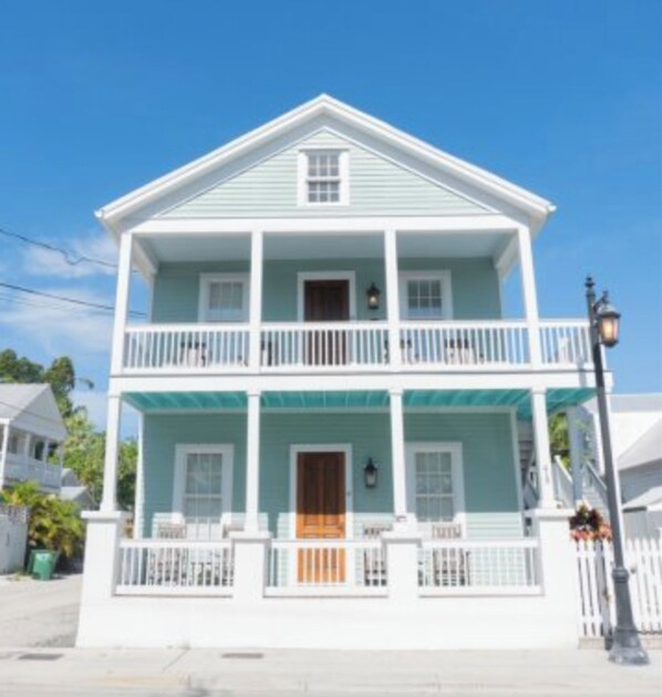 Sombrero Reef Lighthouse Suite