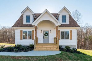 Golden Jewel (3BR, 3BA, 7 beds, sleeps up to 10)
