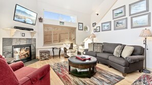 Furniture,Indoors,Living Room,Home Decor,Couch