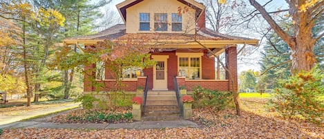Cincinnati Vacation Rental | 2BR | 1BA | 1,661 Sq Ft | Stairs Required