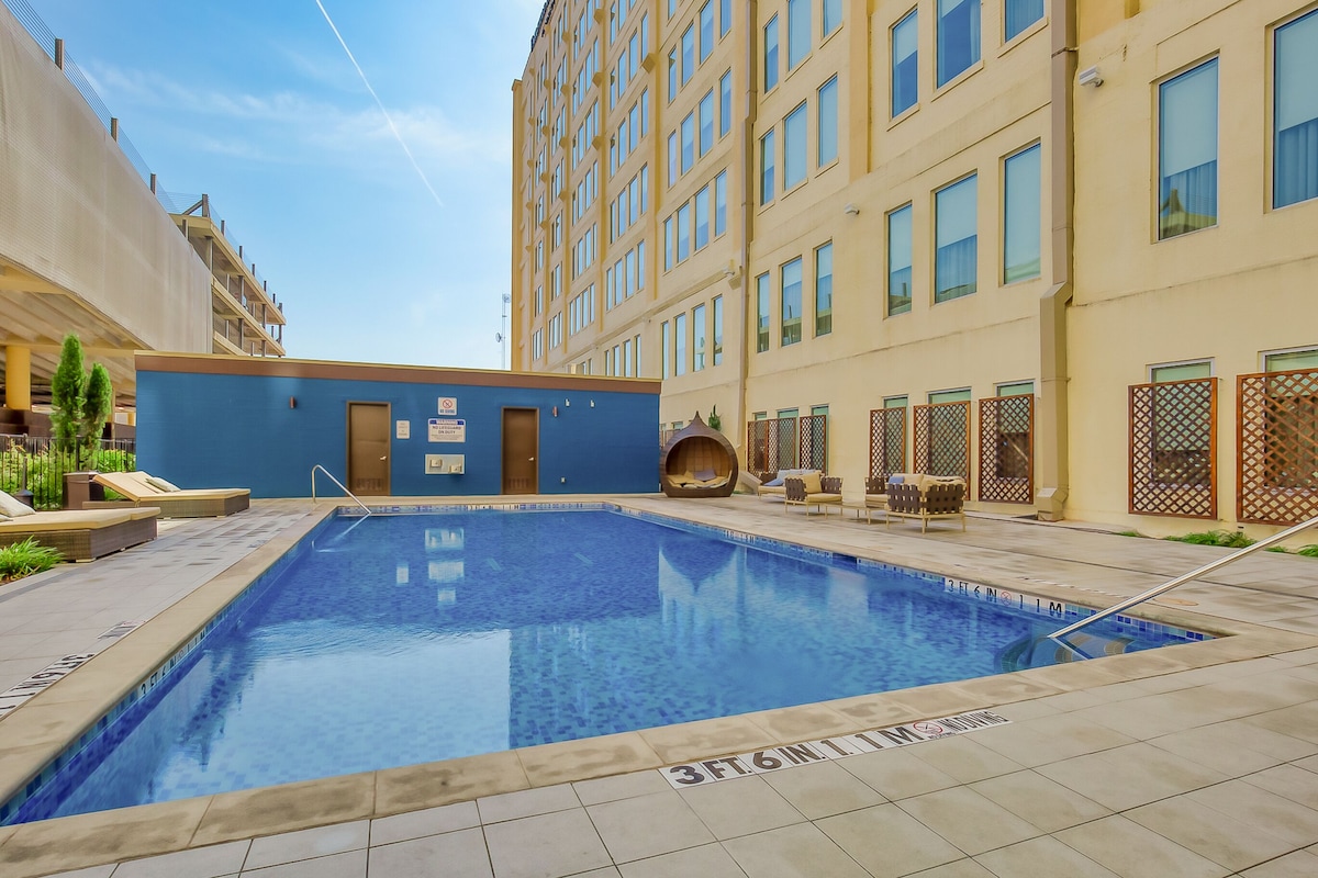 Amyfinehouse Exciting 1BR Condo in Downtown Dallas with Pool+Views+Valet