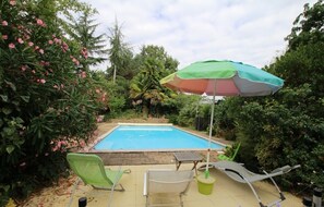 Piscine à partager.