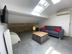 Le salon avec velux (6.64 m²)