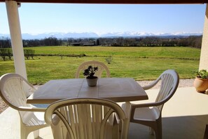 Magnifique vue sur les Pyrénées depuis la terrasse