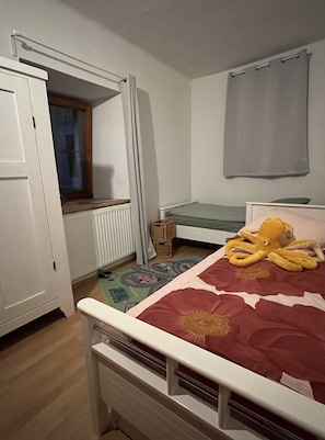 2.Schlafzimmer oder Kinderzimmer(Spielzeug kann bei Bedarf auch verräumt werden)