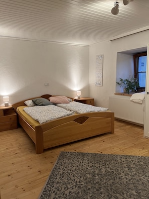 Elternschlafzimmer. Das Gitterbett wird noch ergänzt.