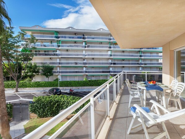Bâtiment, Bleu Azur, Piscine, Ciel, Ombre, Arbre, L'Eau, Rectangle, Design Urbain, Mobilier De Jardin