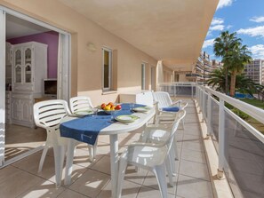 Bâtiment, Bleu Azur, Piscine, Ciel, Ombre, Arbre, L'Eau, Rectangle, Design Urbain, Mobilier De Jardin