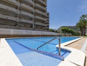 Gebäude, Azurblau, Schwimmbad, Himmel, Schatten, Baum, Wasser, Rechteck, Urban Design, Gartenmöbel