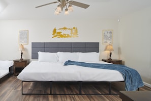 Spacious Master Bedroom: Family Bed (120"x80), toddler bed, crib & TV!