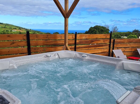 Outdoor spa tub