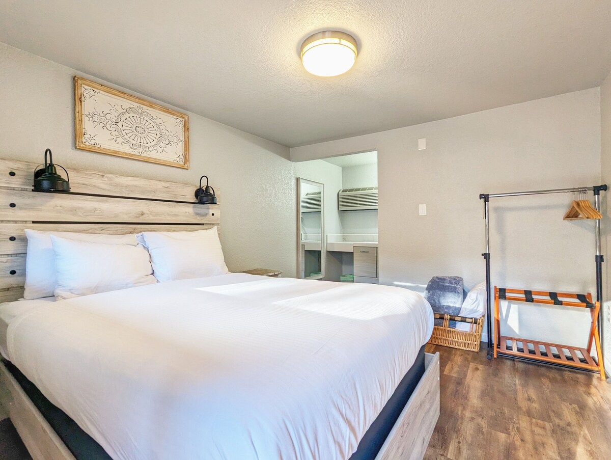 The Fountain Creek Inn of Downtown Manitou Springs [Suite #204]