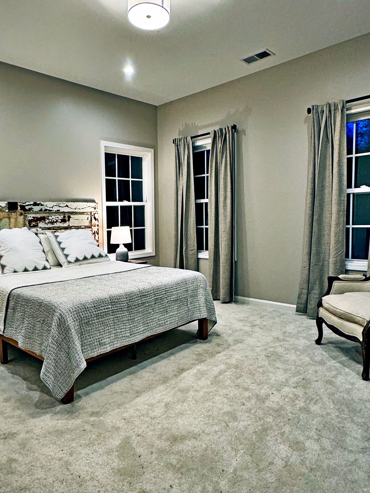 Elegant lake house with Lake Keowee views. 13 miles to Clemson University.
