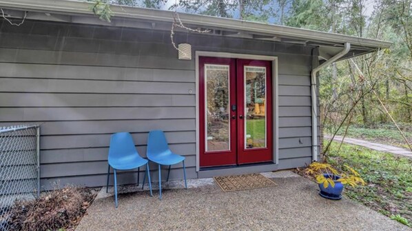 Private entry to kitchen/sitting room