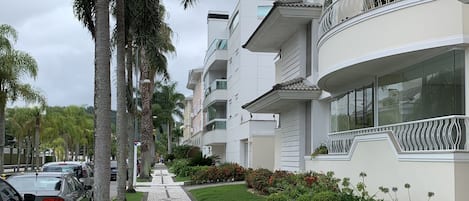 Fachada e rua do prédio