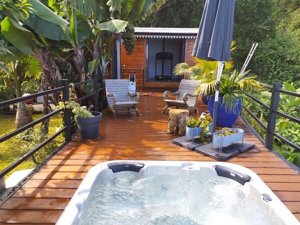 Outdoor spa tub