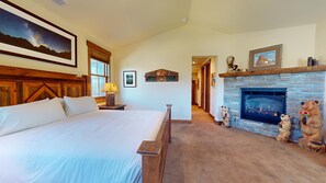Bedroom 1 - King bed