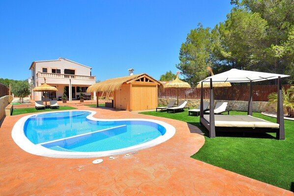 piscine, lit balinais, chaise longue, barbecue, jardin, vert, bleu 