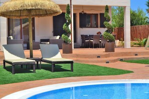 swimming pool, sun loungers, sun terrace, good weather, friends