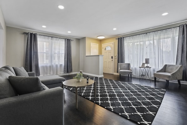 Home Decor, Rug, Furniture, Indoors, Living Room