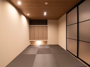 [A01-06, 08-10 (Japanese-style room)] A clean, modern Japanese room with Ryukyu tatami mats.