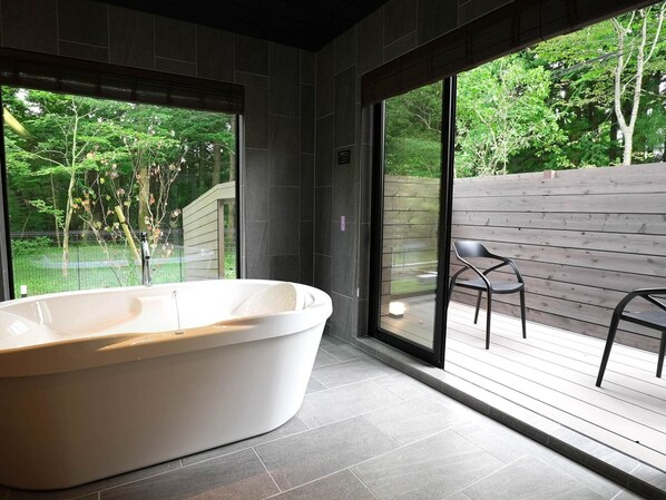 [D01 (Bathroom)] Bathroom with jet bath. There is also an outdoor bathing space where you can become one with nature.