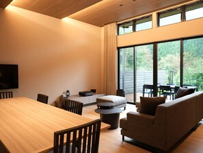 [A07 (ADA/Living Dining)] Outside the window, you can see the rich natural scenery of sunlight.