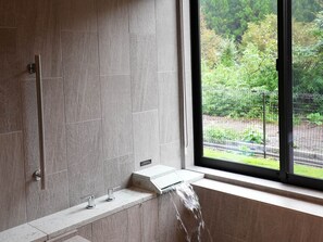 [A07 (ADA/Bathroom)] Bathroom with handrail. Enjoy your bath safely