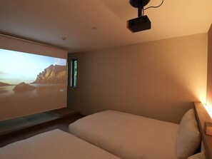 [C01-10 (Bedroom)] Lie on the bed and watch a movie...Enjoy the theater feeling