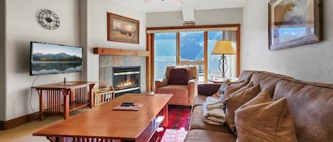 This inviting 2-bedroom condo boasts an incredible location that is perfect for year-round fun in the mountains.