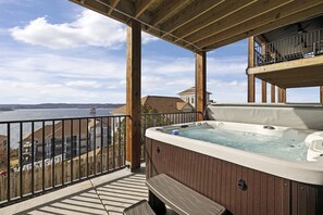 Lakeview Villa: Basement Level - Hot Tub on Patio