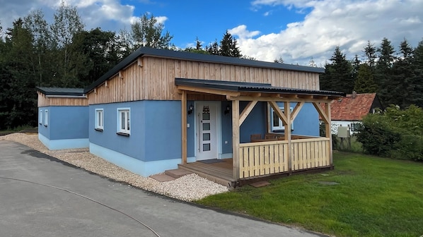 Hauptansicht mit Terrasse