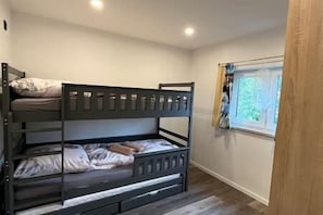 Schlafzimmer 2 (1)