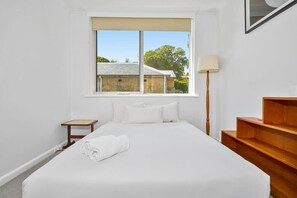 Queen bedroom - Recent Review - Great location and place to stay. It is close to Melbourne city, Vic markets and public transport. I would highly recommend and definitely stay again.